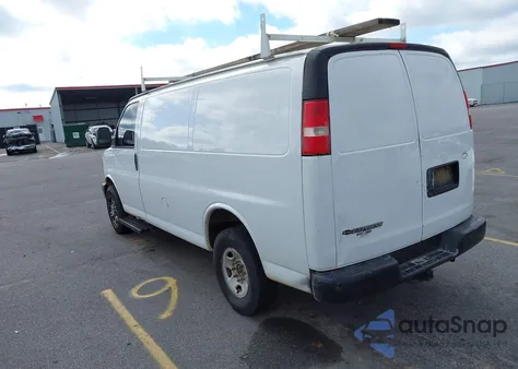 2017 Chevrolet Express 2500 Work Van z USA, uszkodzony, nr VIN 1GCWGAFF6H1129311